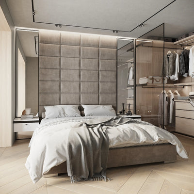 Beige Polsterpaneele als luxuriöses Kopfteil im modernen Schlafzimmer und hochwertige Wandpaneele aus Samt für stilvolle Raumgestaltung.